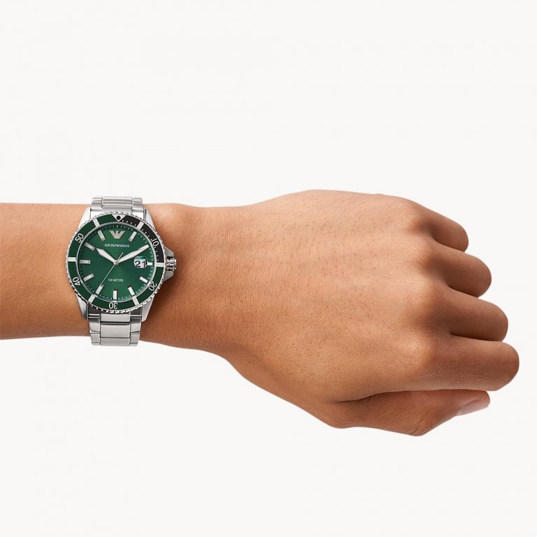 AR11338_onwrist-768x768