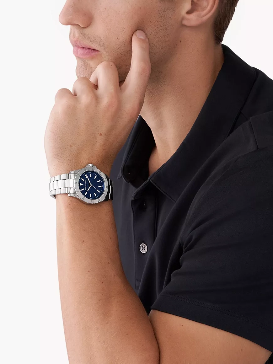 MK9079_onwrist